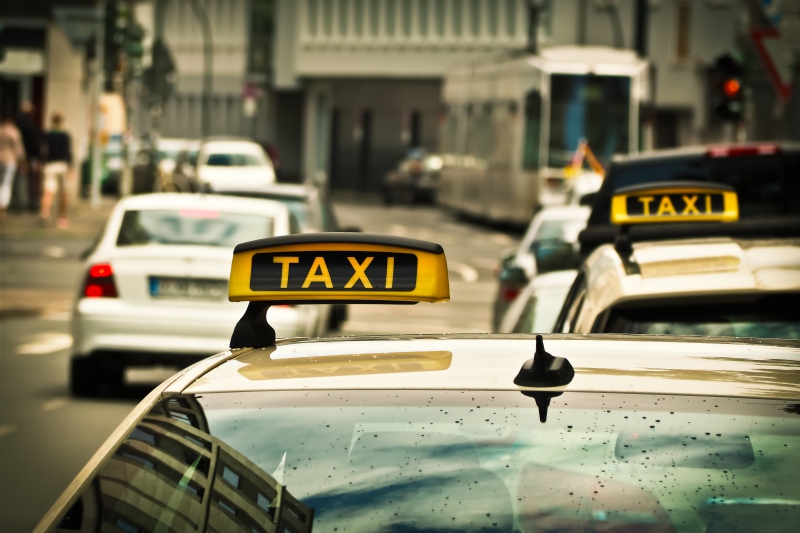 taxis-LA MOTTE-min_road-traffic-car-glass-driving-city-583084-pxhere.com