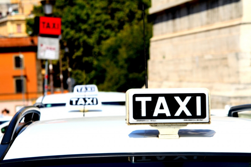 taxis-LA MOTTE-min_taxi_auto_rome_road_white-1051610